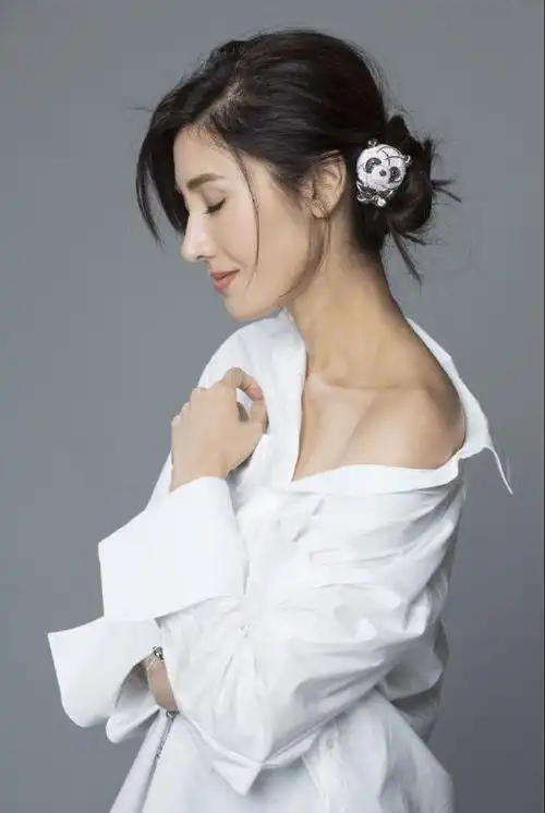 李嘉欣久违晒照湿发素颜依然美大8岁情敌何超琼近照显老