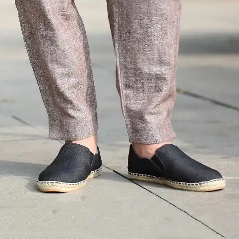 还带着中国风的传统麻鞋,帆布鞋面制成的一脚蹬老北京布鞋,穿出经典的