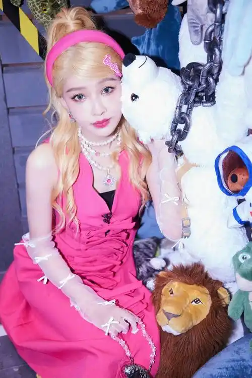 孙怡全新大片极致抢眼完美复刻芭比女孩的灵动与可爱