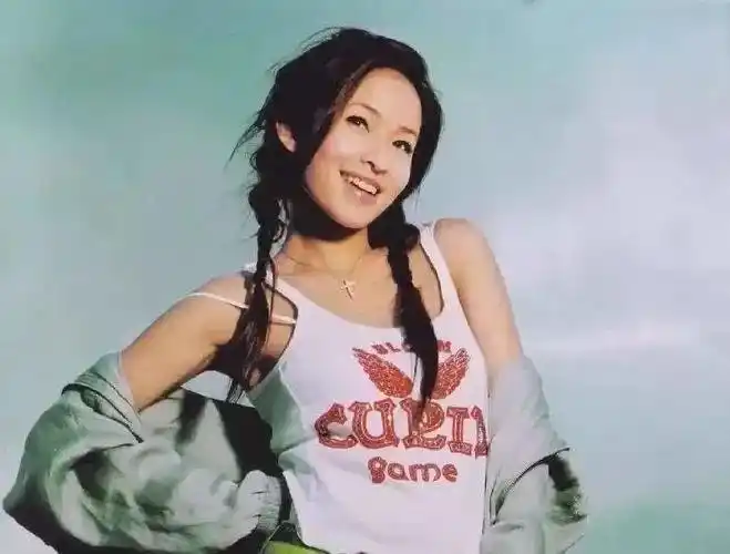 图 | 萧亚轩《爱上爱》1999年,年仅20岁的萧亚轩发行个人首张同名专辑