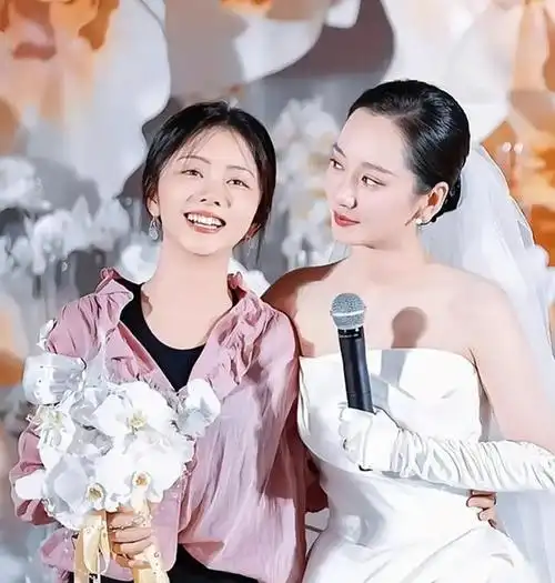 谭松韵给董晴当伴娘,她本人很年轻且脸特别小,穿搭低调不抢风头|闺蜜