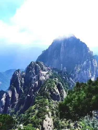 黄山最高峰莲花峰1864米,我们终于爬上来了,站在最高峰,四处眺望,四个