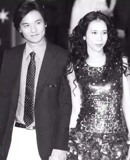 有媒体说冯德伦劈腿,莫文蔚回答:"no,分手只是因为自己太任性".