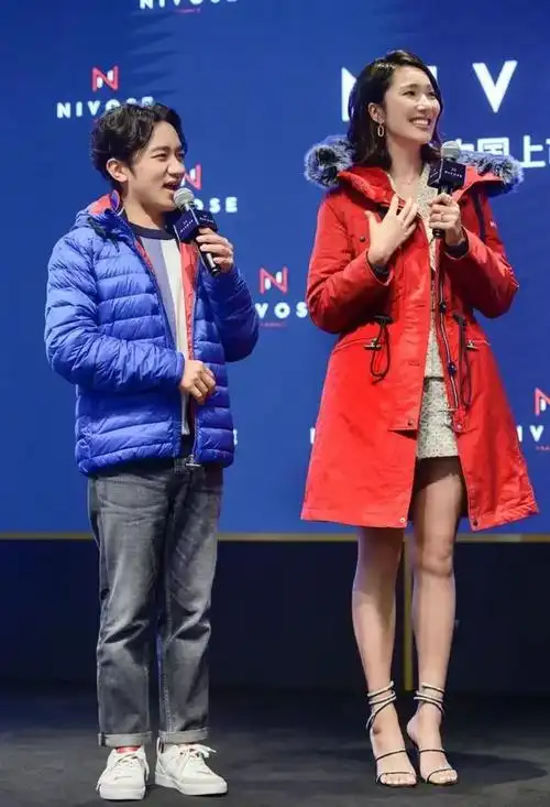 王祖蓝夫妇合体现身西装针织衫配一脸身高差12cm不是问题