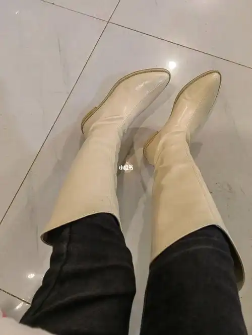第一双白色长筒靴不要太好看