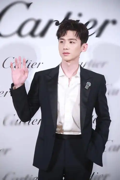 白敬亭黑西装白衬衫帅炸笑称已适应经常上热搜