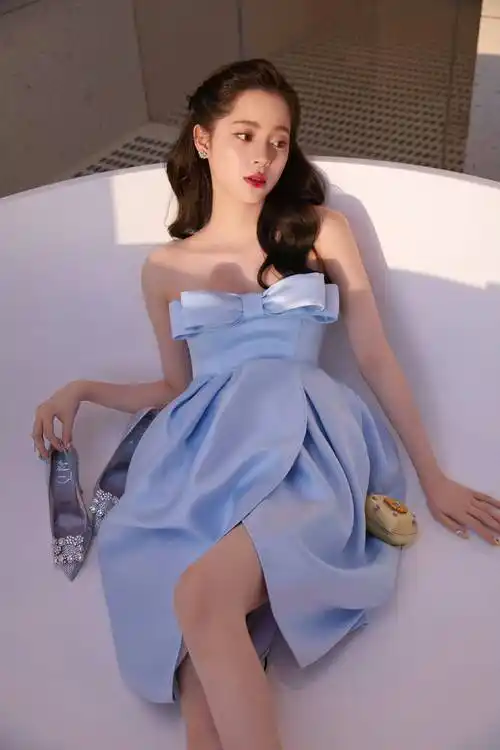 23岁欧阳娜娜近照,蓝色长裙一览无余好身材,"二次发育"很惊艳