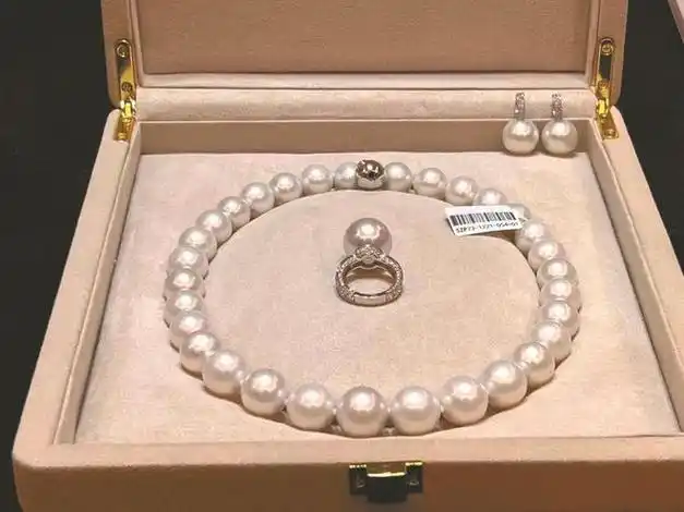 打造的收藏级珍珠套装,并且带有最高等级(维纳斯)国际证书,价值连城