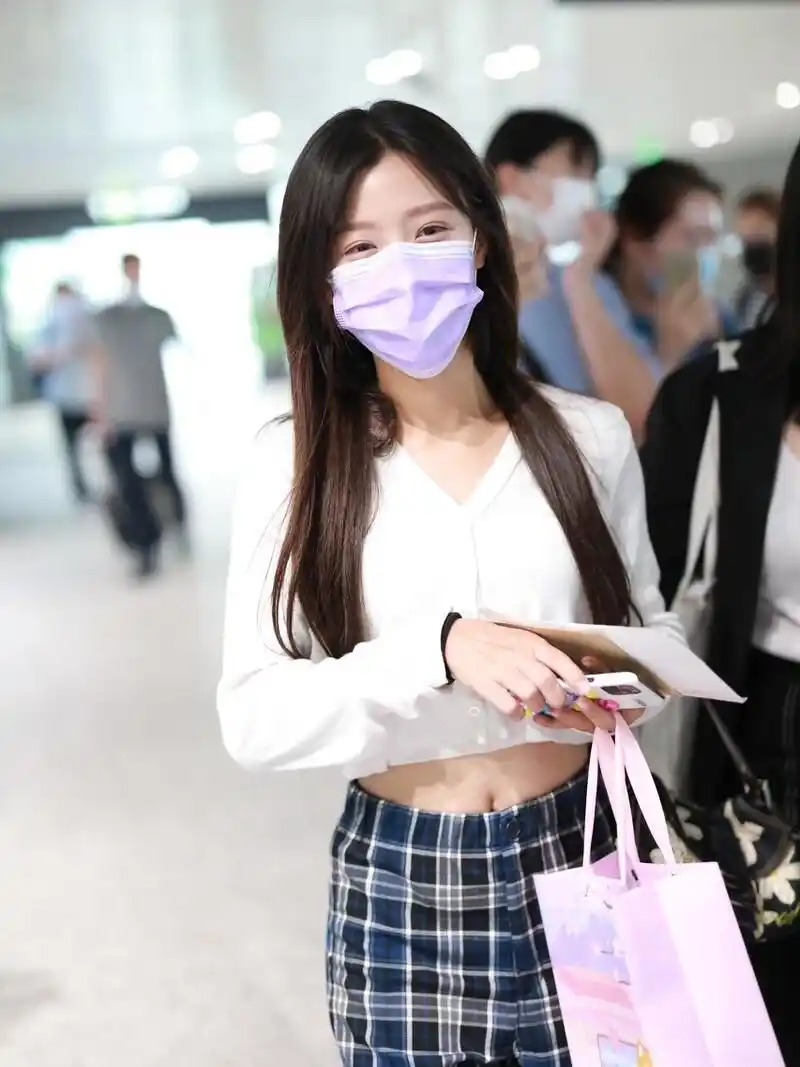 陈意涵穿着白色露脐装搭配格纹裤,一袭穿搭淑女范十足