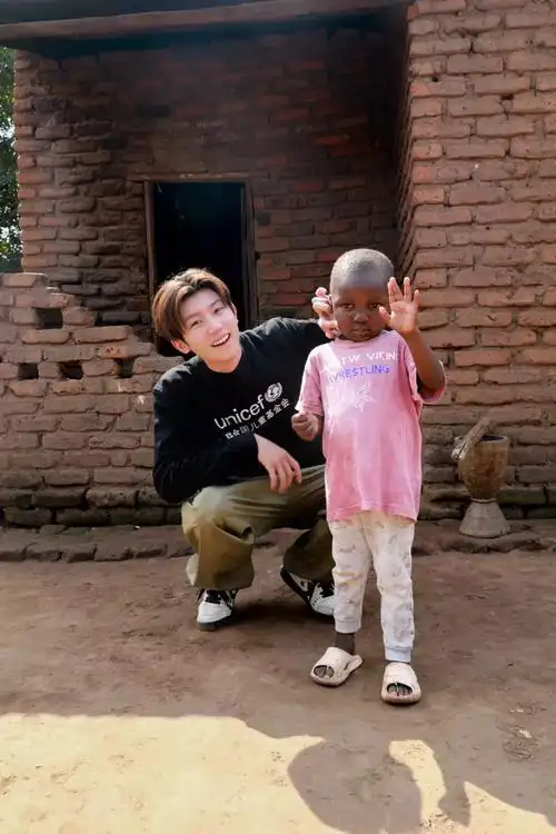 王源探访联合国儿童基金会在马拉维开展的儿童项目