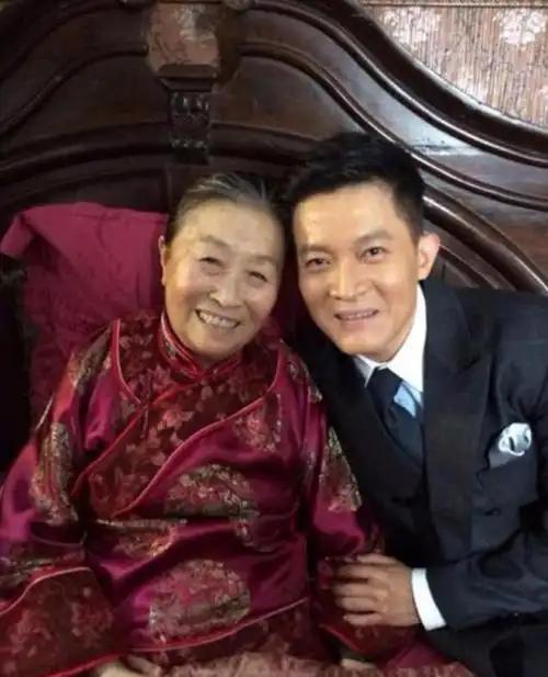 83岁丑娘张少华病愈出院暖心为儿子释疑说他是孝顺父母的好人