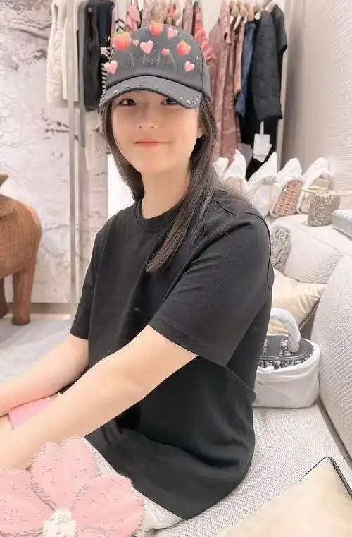 13岁王诗龄近照曝光赤脚漫步海边好唯美穿搭时髦显成熟