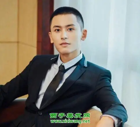 小平头发型说来是检验帅气与否的一款男生短发发型,若是五官颜值够高