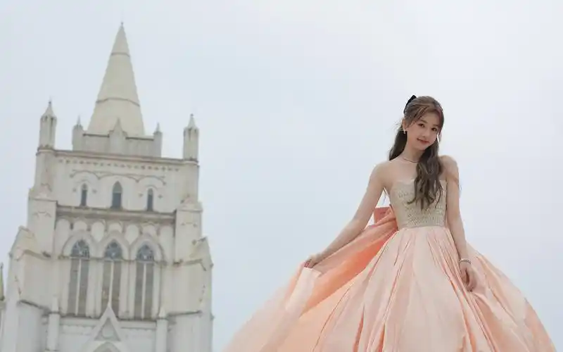 虞书欣后背蝴蝶结长裙高清桌面壁纸