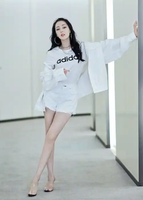 迪丽热巴纯白造型清纯甜美 穿超短裤秀细长美腿