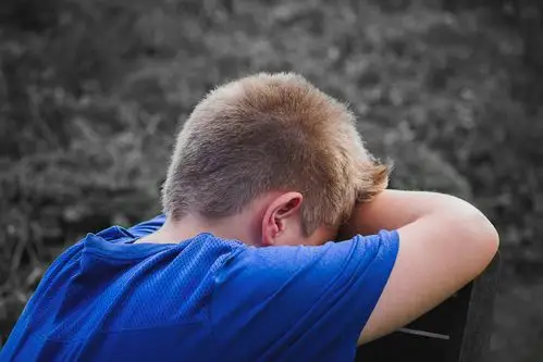 一个人伤心流泪的图片