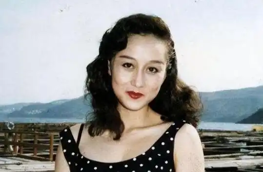 李连杰妻子近照曝光61岁利智神似奶奶62岁黄秋燕依旧貌美