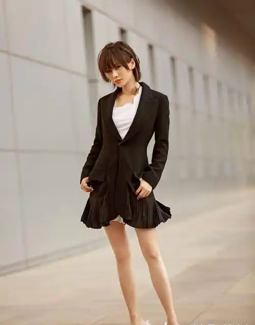 瞬间提升王子文的气场,宽宽的腰封,将其小蛮腰展示,手拎马鞍包,时尚