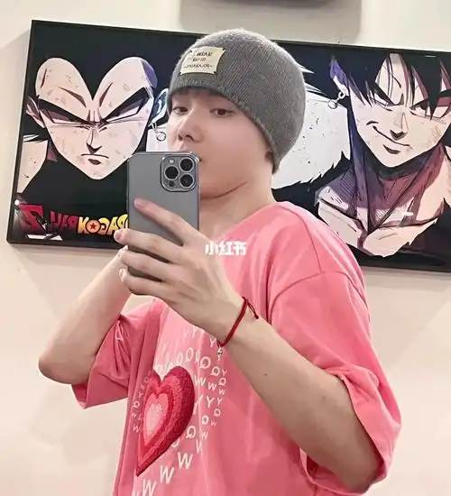 穿上就忍不住拍照,不得不说老95的品味针不错选的衣服都hin ok98