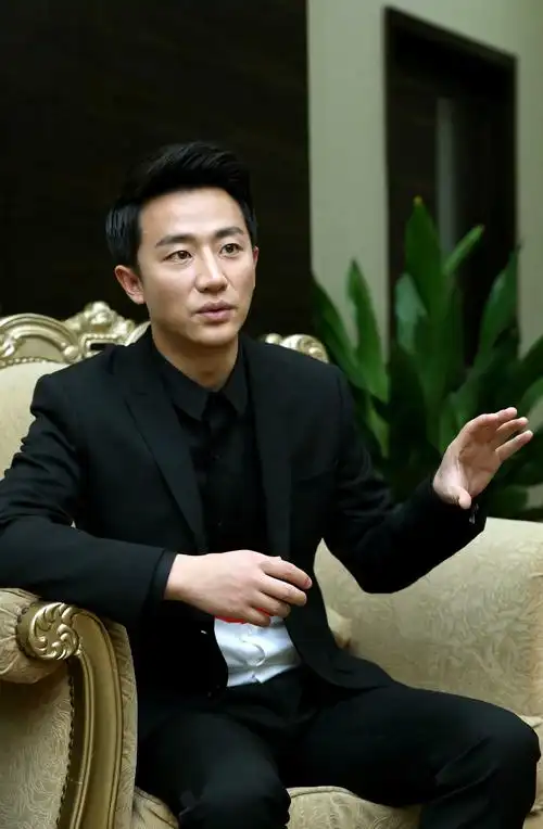 黄轩黄轩是著名的当红小生,主演了《芳华》《妖猫传》《推拿》《红