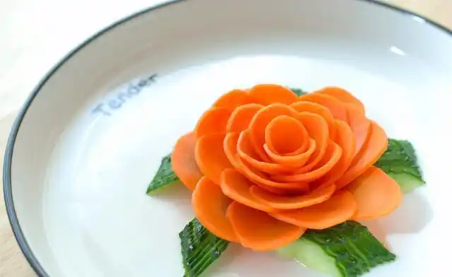 1根黄花1根胡萝卜教你做一个漂亮的盘子装饰太简单了