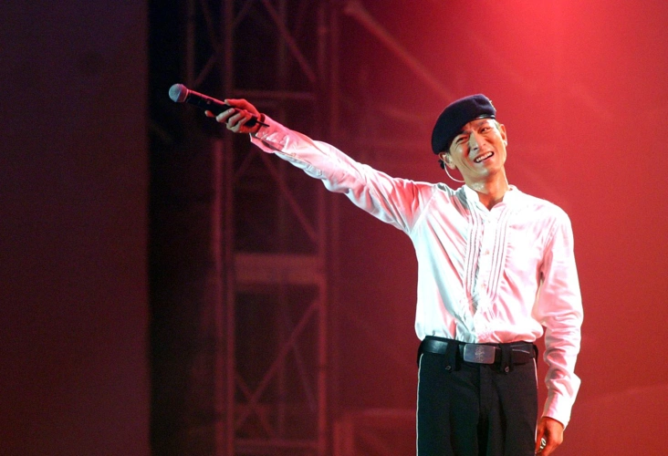 到了2004年9月9日晚上,刘德华迎来了他在香港红馆演唱100场的记 !!