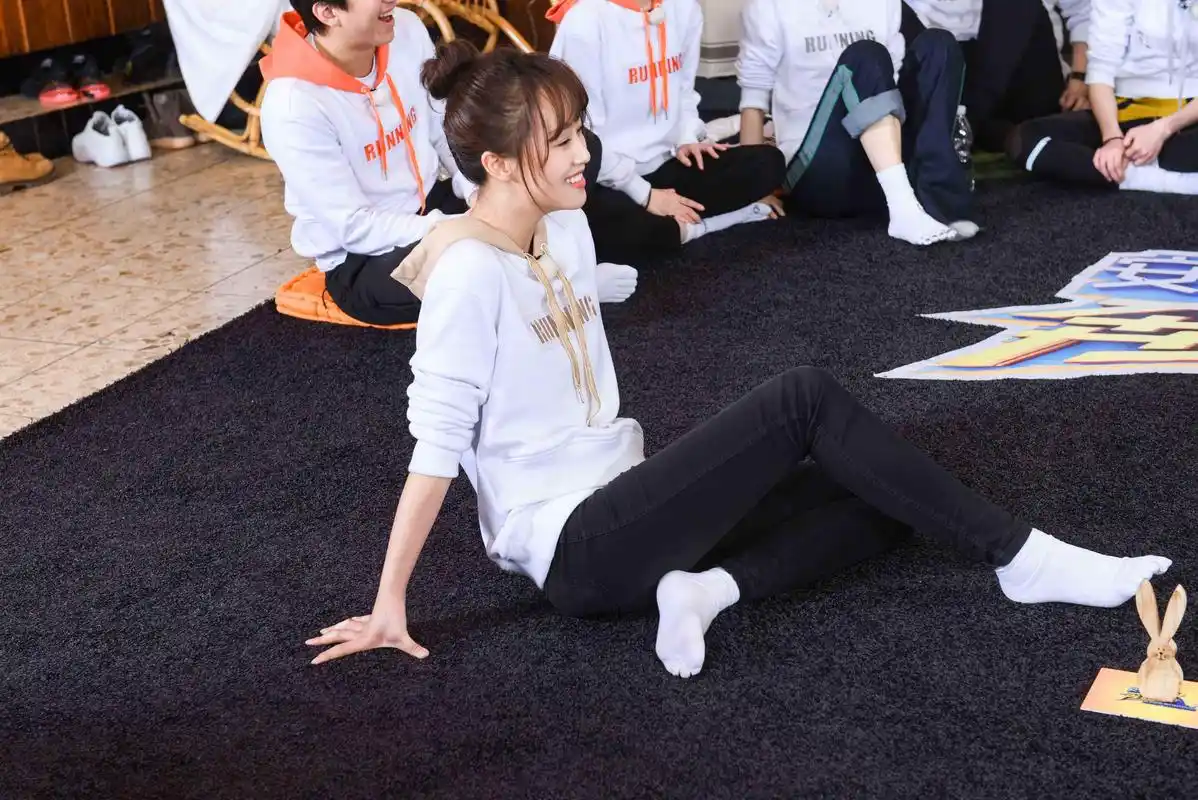 蓝盈莹弹唱尤克里里有点甜耿直girl自曝39大脚引热议