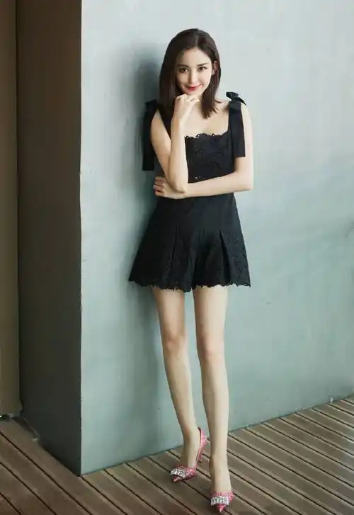 网友们不禁纷繁评估道,古力娜扎是真瘦,穿吊带连体短裤配高跟鞋,双腿