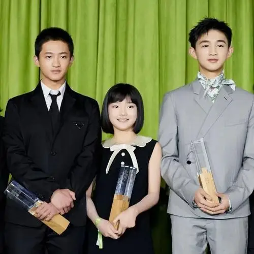 14岁荣梓杉跟张子枫站一起身高差是看点个头不止1米8