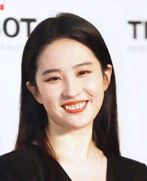 刘亦菲大笑露出牙龈是真心毁形象,而且刘亦菲的牙齿也不白,女神形象一