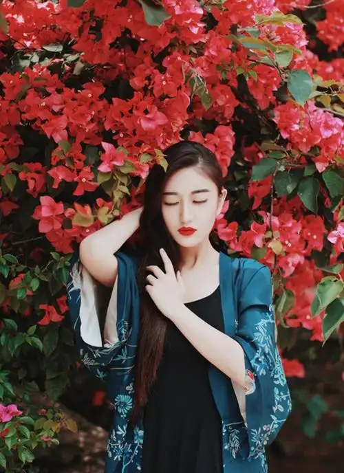 娇媚性感长发美女户外花丛写真图片[9/9]_性感美女_美桌网