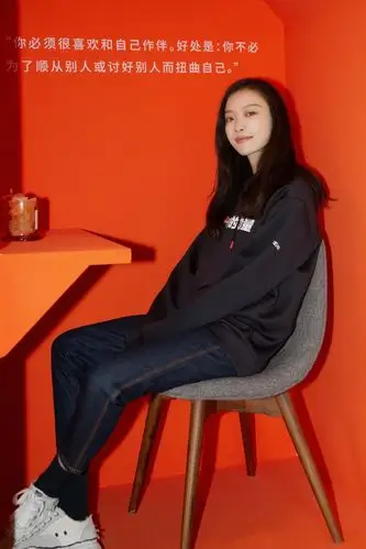 黑色卫衣 牛仔裤,倪妮穿出不一样的高级感,为啥咱不行!