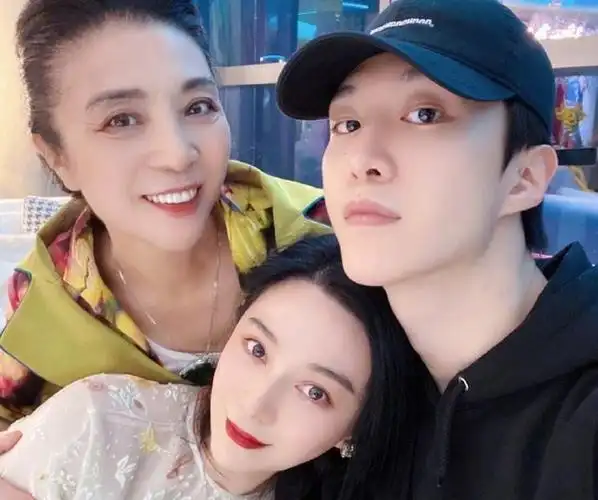 历经风波的女星范冰冰低调过40岁生日,并晒出与范妈妈还有弟弟范丞丞