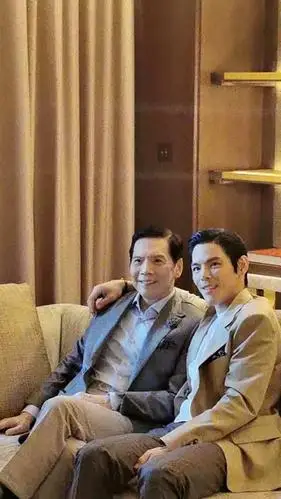 向佐晒与父亲合照向华强70岁显年轻父子档上阵造势宣传新片