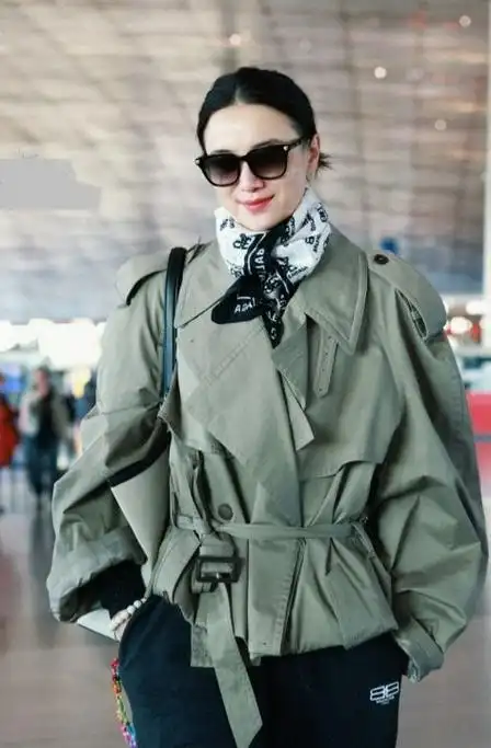 宋佳机场亮相潮流工装装扮引发热议