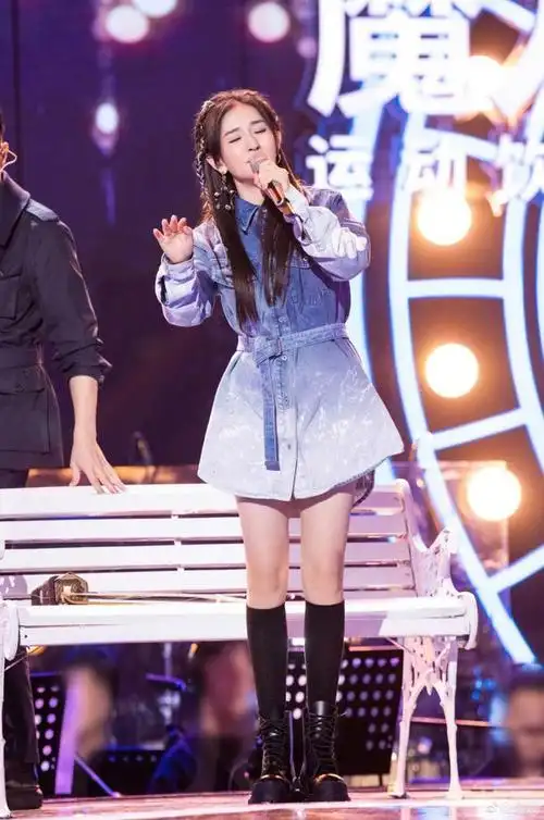 谢娜平时看着像个小女孩随性造型很低调感觉一点都不显老