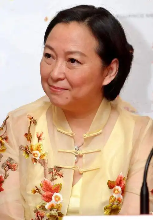 67岁方芳近照曝光!曾是娱乐圈中"大姐大",为拍戏8天7夜不睡觉