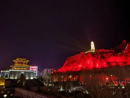 一路的山路十八弯啊 想象中革命老区,贫困落后,黄土高坡的窑洞,没