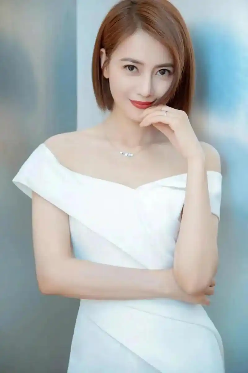 其中王莹的扮演者姜珮瑶,94年的,毕业于北京电影学院表演系本科班