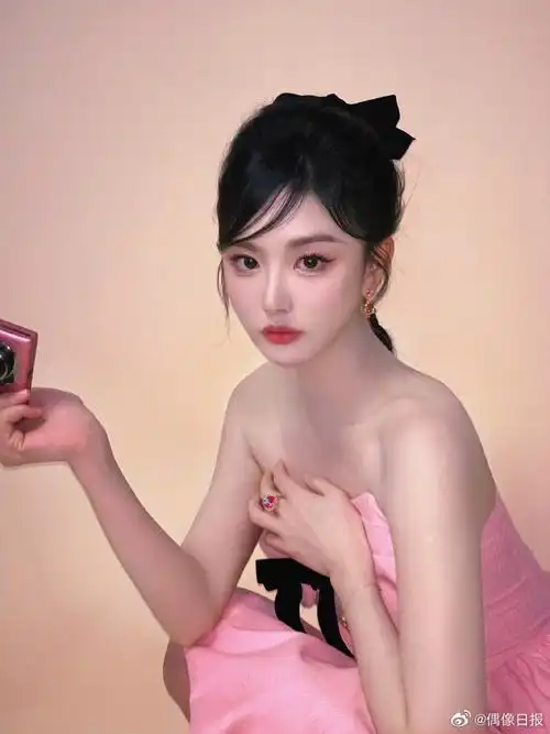 孔雪儿斜刘海高马尾##孔雪儿的肩颈线