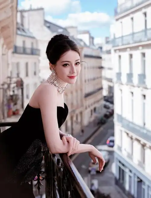 迪丽热巴巴黎出图 迪丽热巴以御木本全球代言人身份亮相巴黎高级珠宝