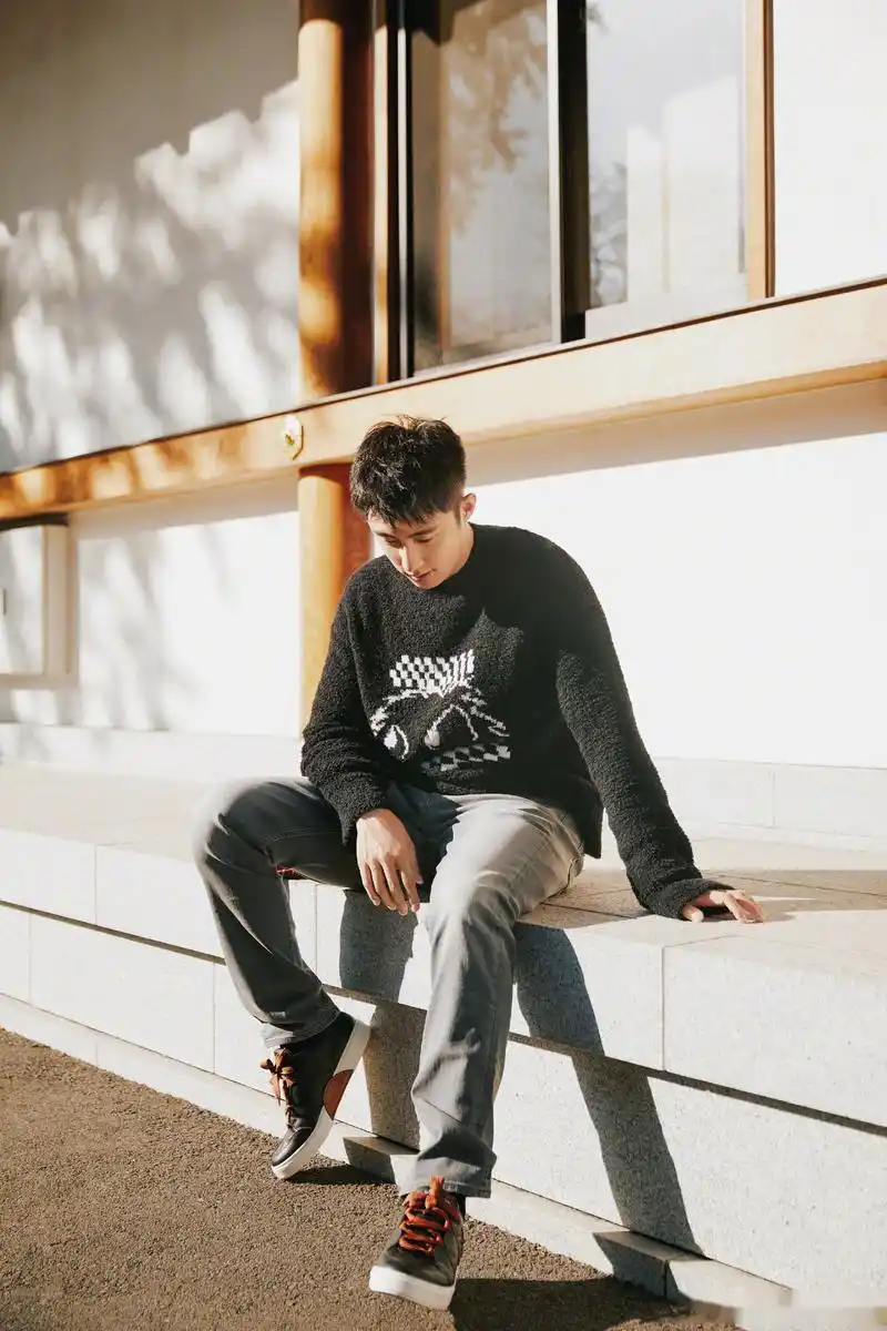 黄景瑜东京写真请查收~在秋日阳光下,身着黑色毛衣与牛仔裤,简单随性