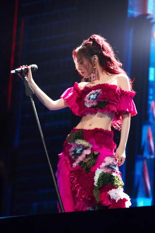 94@张靓颖#张靓颖重庆演唱会##张靓颖春日精灵#·#张靓颖将春天穿在