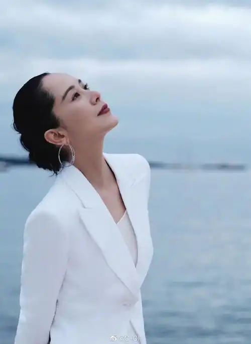 戛纳红毯#演员海清亮相戛纳电影节出席酒会活动,一袭michael kors