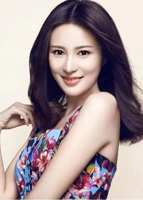 回顾她出道便靠姑父走红姑父另有所爱后她沦为18线小透明