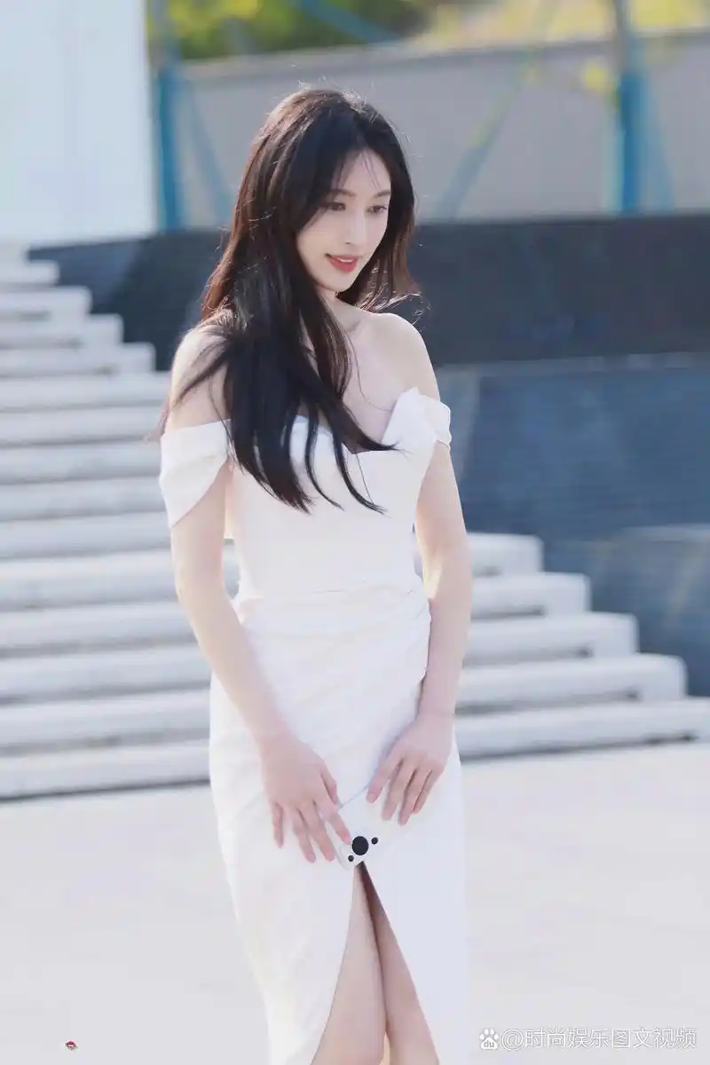 张俪身材凹凸有致,颜值妩媚迷人.