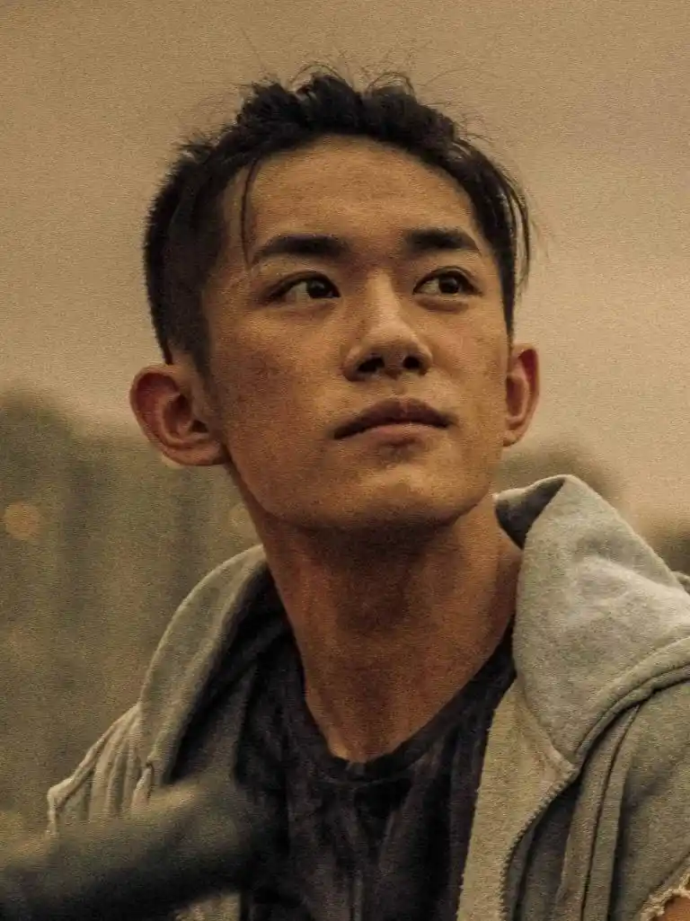 易烊千玺脸上画画在线可爱 回望小北依然桀骜