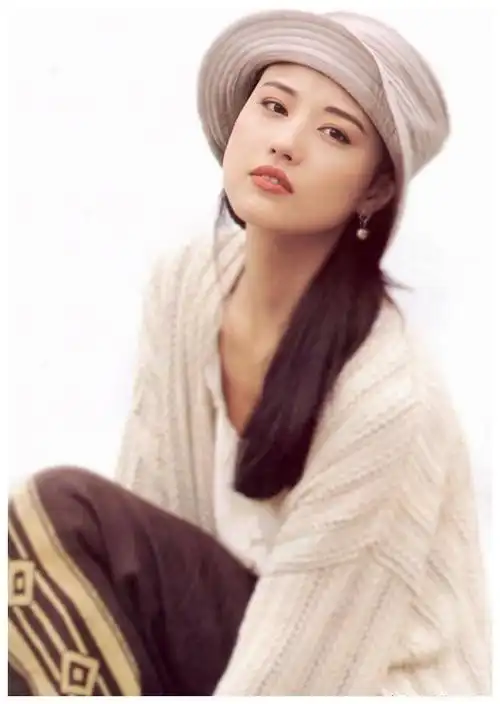 周海媚:巅峰期5个男人同时追,经历10年无效婚姻,55岁却仍单身