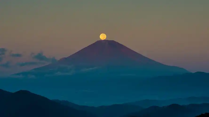 日本本州岛火山月亮风景桌面壁纸