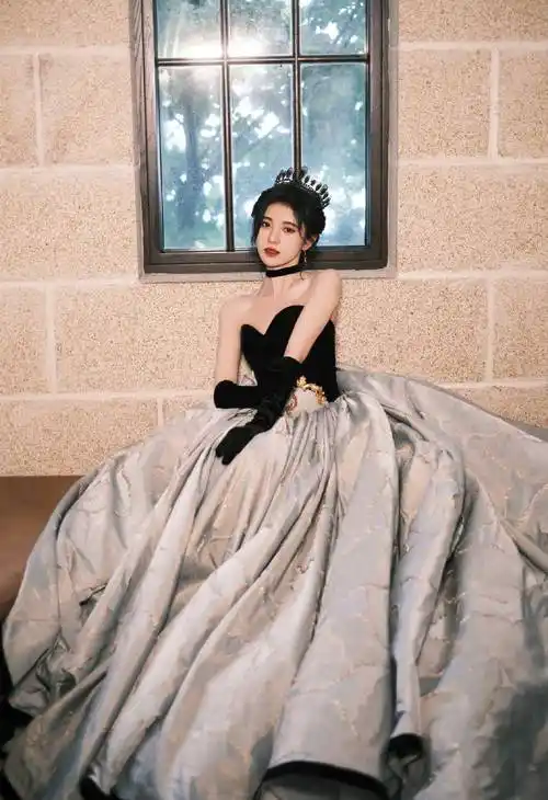 鞠婧祎生日大片释出,穿纱裙带皇冠华丽十足,真人间富贵花_设计_造型_